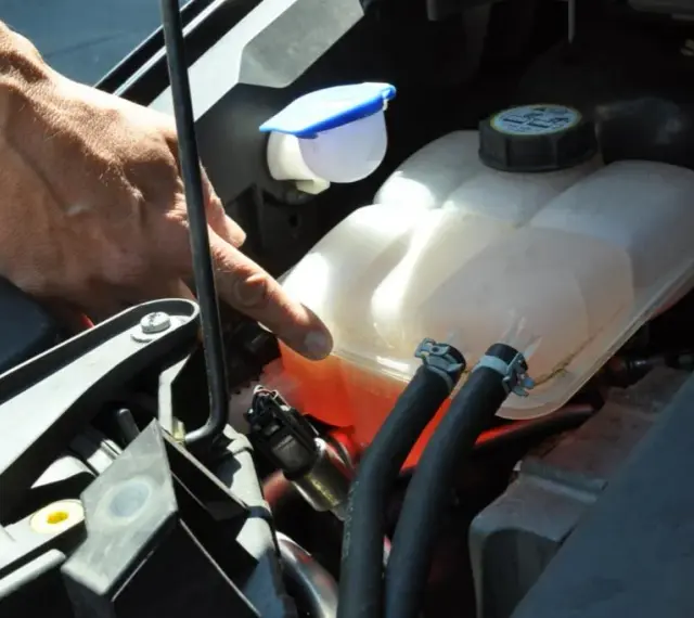 Die richtige Kühlflüssigkeit für die Klimaanlage im Auto wählen
