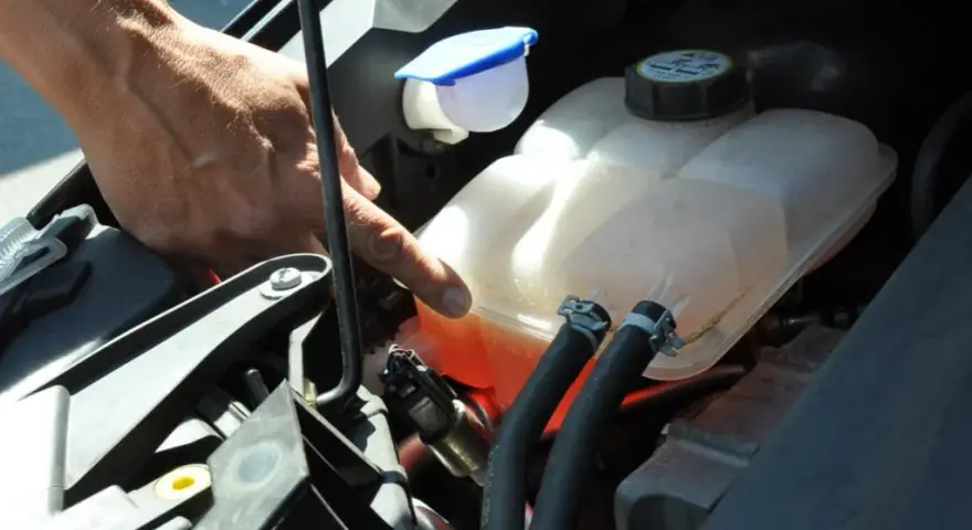 Die richtige Kühlflüssigkeit für die Klimaanlage im Auto wählen