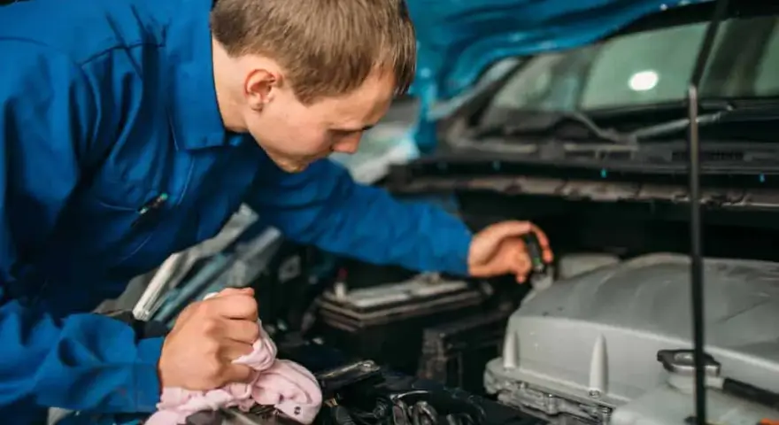 Bremsflüssigkeit wechseln kosten: So sparen Sie bei Ihrem Fahrzeug